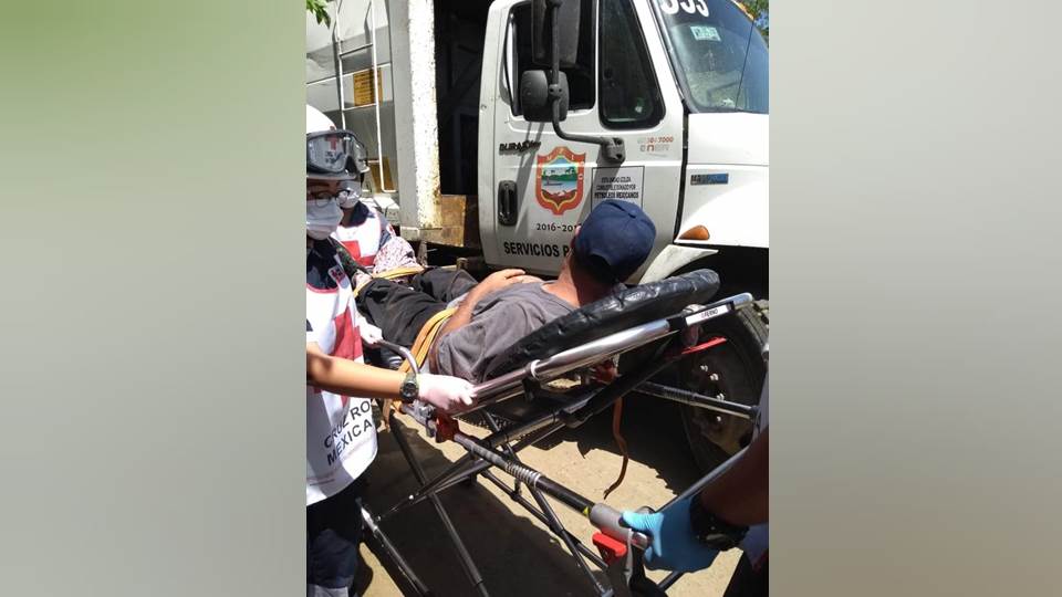 Camión recolector de basura le cercena los cinco dedos de un pie