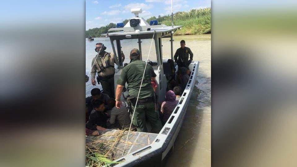 Contrabandistas abandonan a ilegales en una isleta del Río Bravo