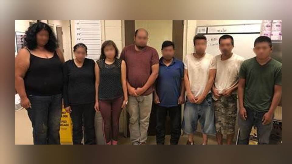 Indocumentados se bajan de vehículos para huir de la Patrulla fronteriza pero son detenidos