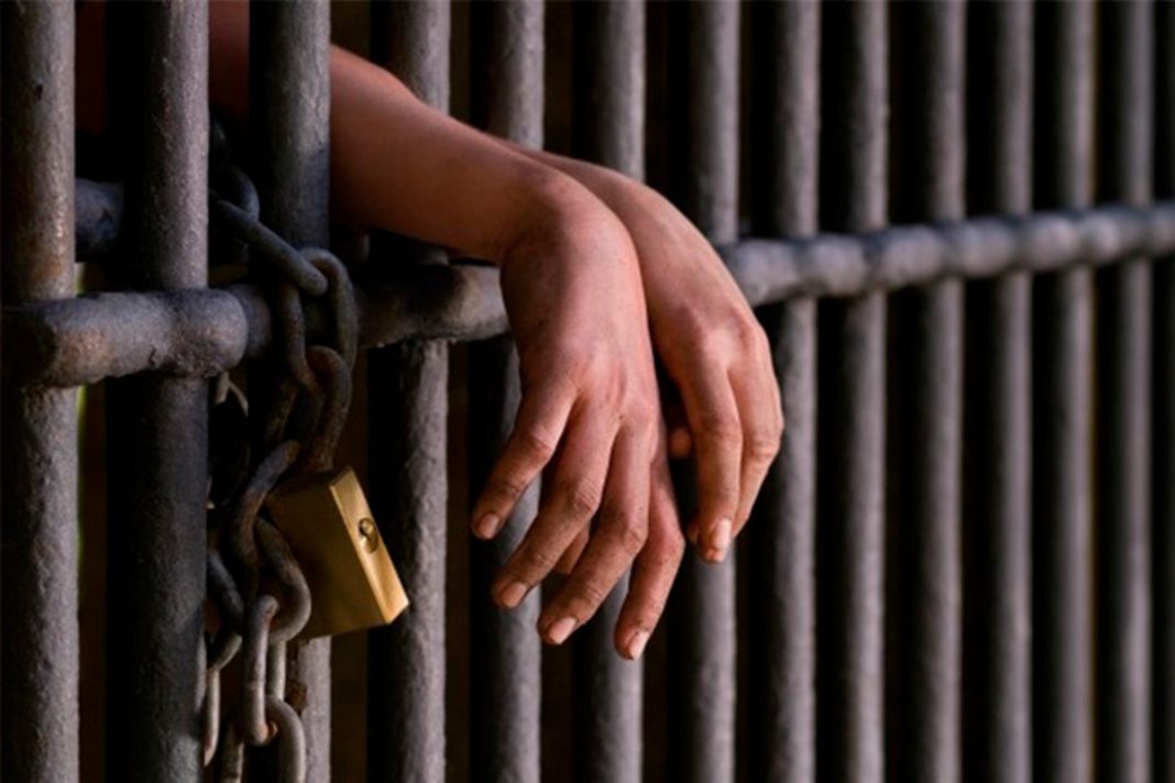 Pasará 20 años en la cárcel por matar a su padre
