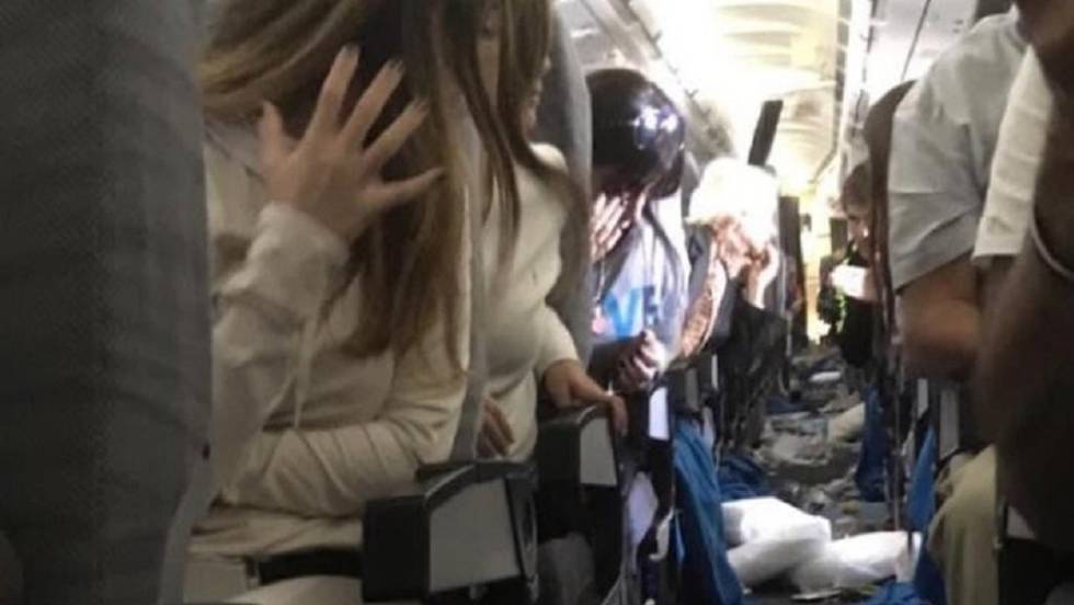 Pasajeros de avión viven terror por turbulencia, hay 15 heridos