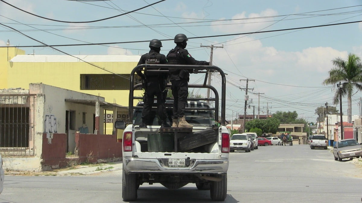 Tras agresión, policías aseguran armas de uso exclusivo del Ejército