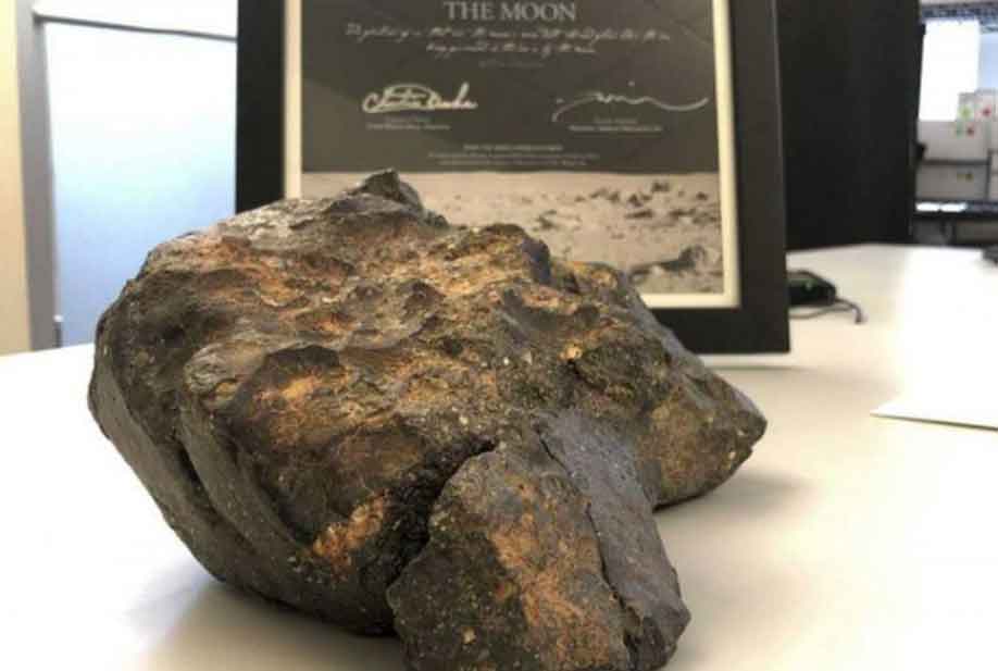 Subastarán roca lunar encontrada en África