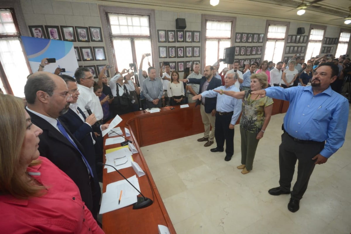 Chucho Nader entrega nombramientos a Titulares de las Diferentes Dependencias