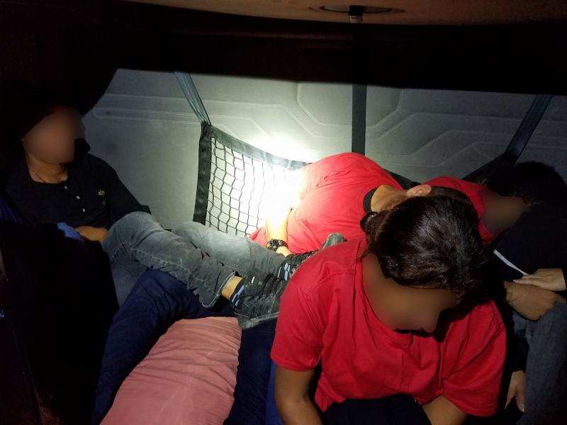 Ilegales viajaban ocultos en trailer, pero fueron descubiertos