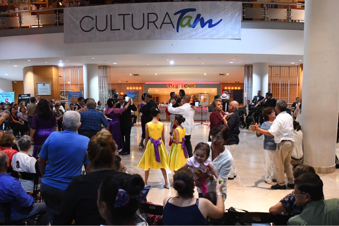Bailan danzón en XV años de Espacio Cultural Metropolitano en Tampico