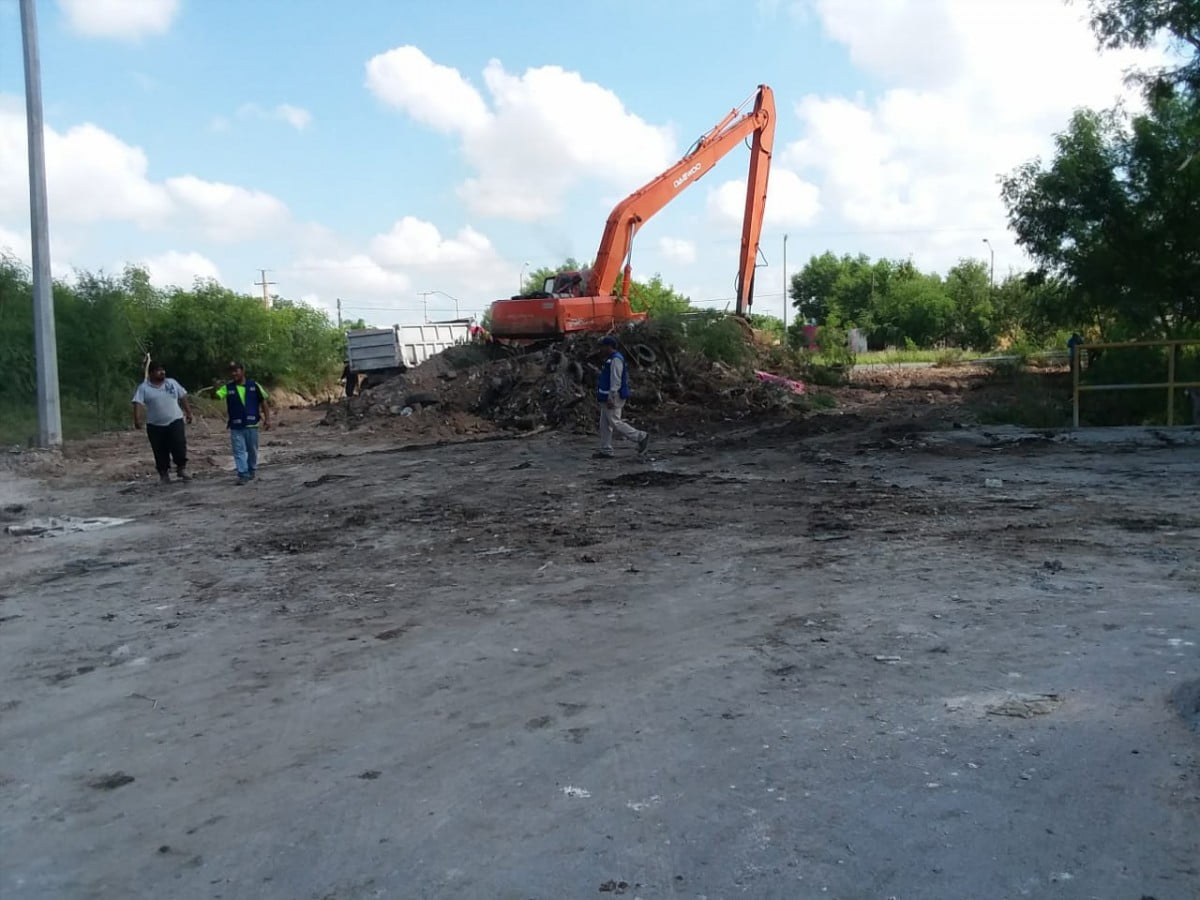 Desazolvan cuadrillas municipales dren pluvial en Reynosa
