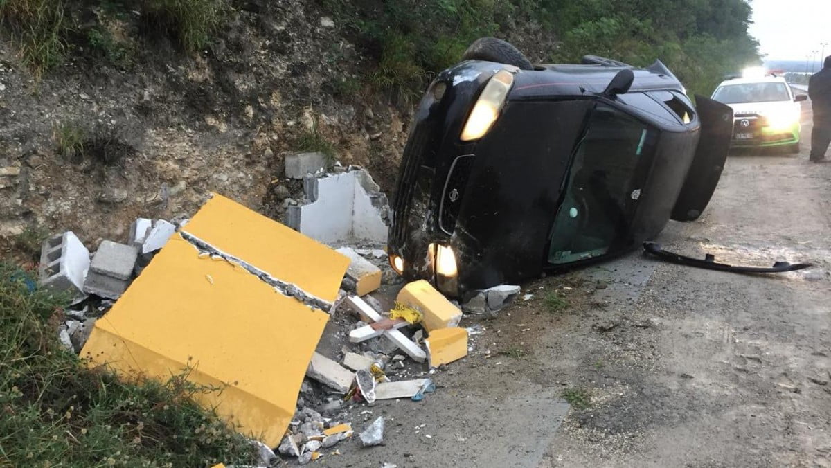 Brinca camellón y provoca choque con volcadura, hay dos lesionados