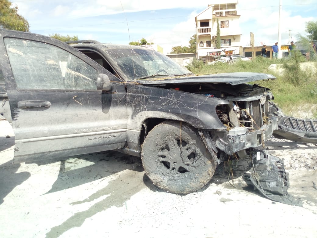 Cae camioneta a calichera en Reynosa y la abandonan