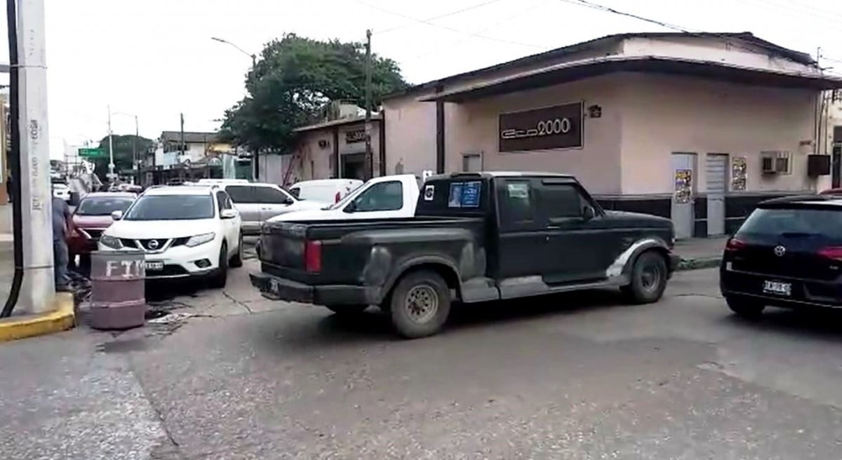Bloquean calles en Tampico hartos de fugas de drenaje