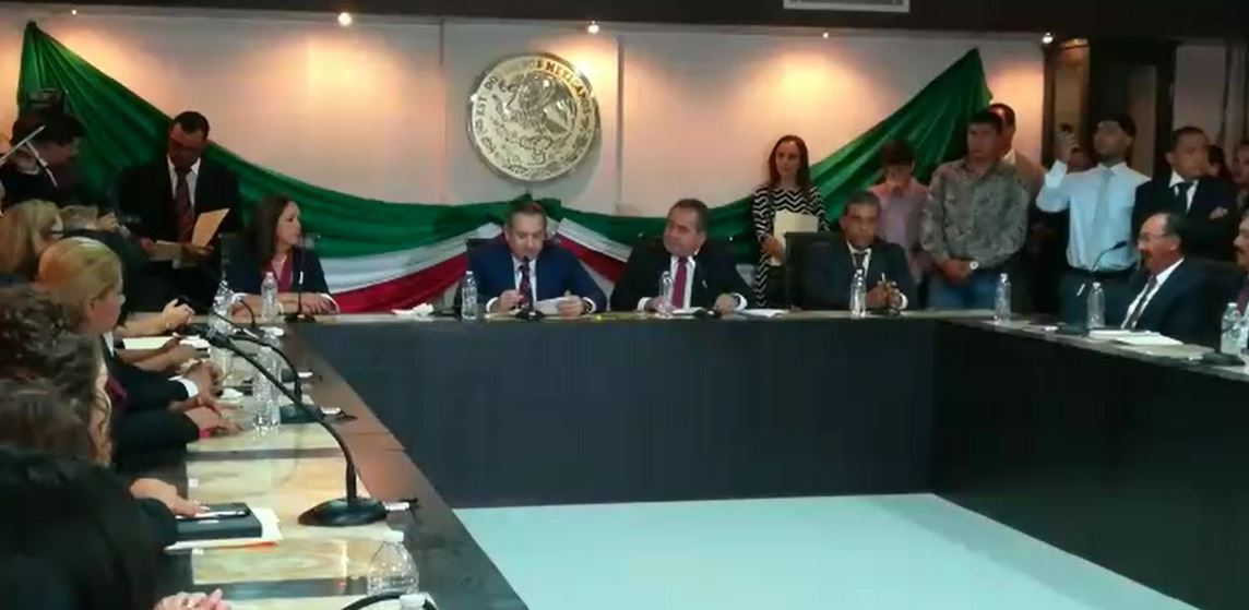 Entrega Adrián Oseguera nombramientos a sus funcionarios de primer nivel