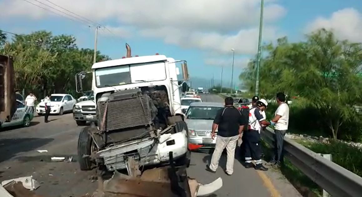 Jetta invade carril y provoca aparatoso choque de trailer