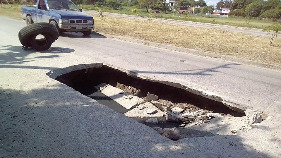 ¡Otro socavón en Tampico! Colapsa tramo de la Avenida Las Torres