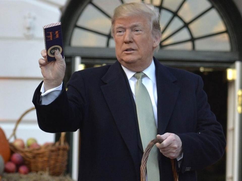 Amaga Trump con negar nacionalidad a nacidos en EU de padres inmigrantes