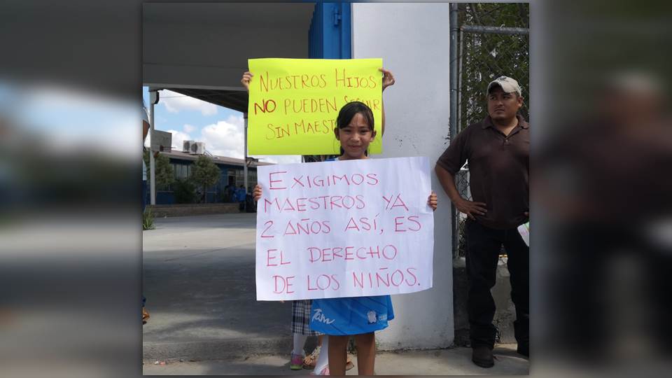 Por falta de maestros, padres de familia se manifiestan afuera de plantel en Nuevo Laredo