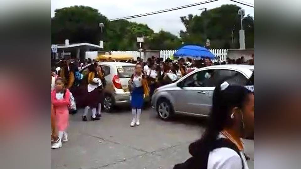 Caos vial genera ingreso de alumnos a secundaria de Tampico