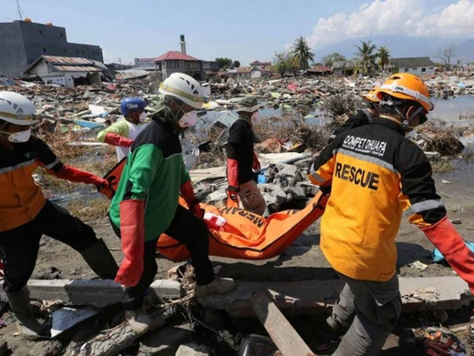 Van más de mil 400 muertos en Indonesia tras sismo y tsunami