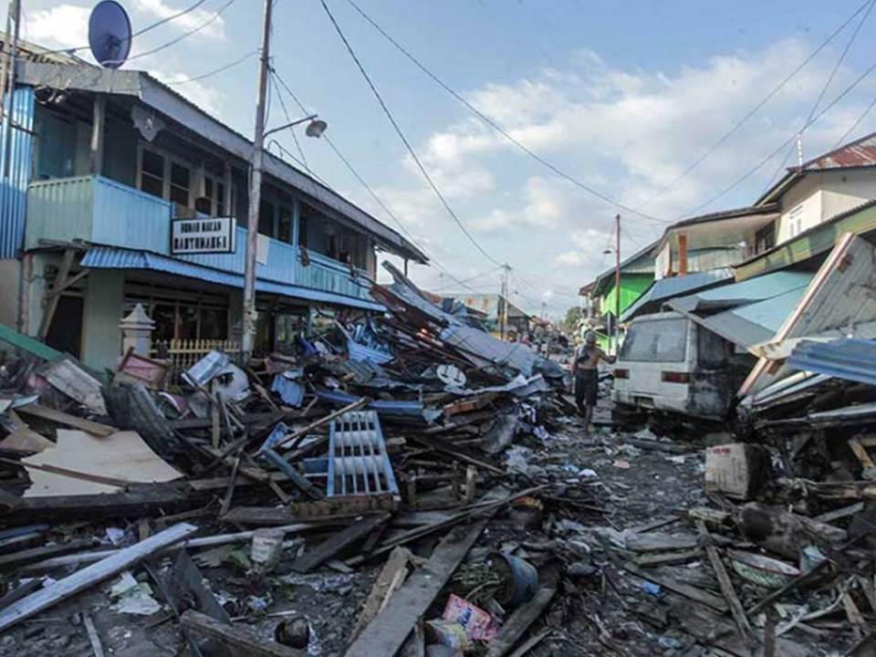 Alerta de tsunamis falló en Indonesia; suman 844 muertos
