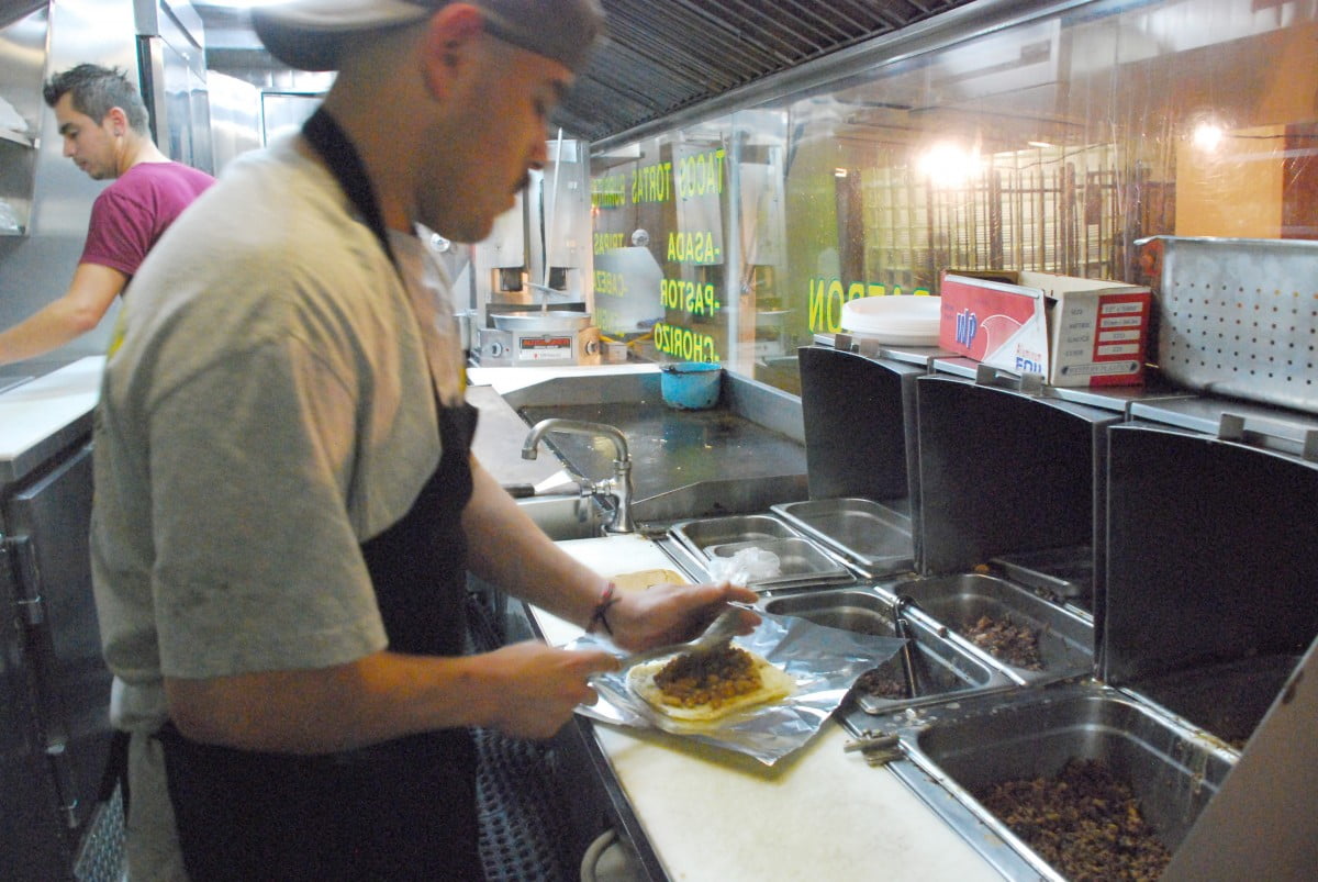 Verifica Coepris que expendedores de alimentos cumplan medidas de higiene