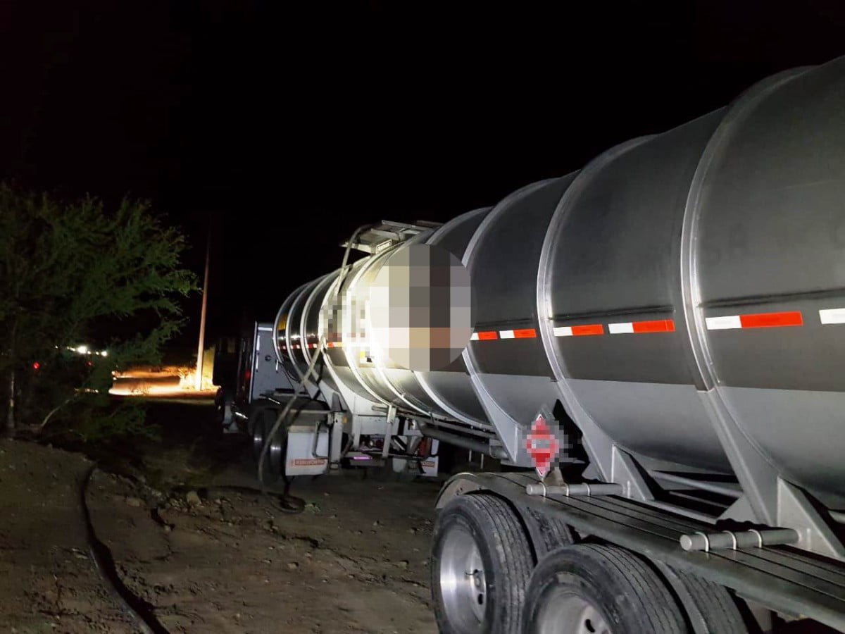 Encuentran Tractocamión conectado a toma clandestina de combustible