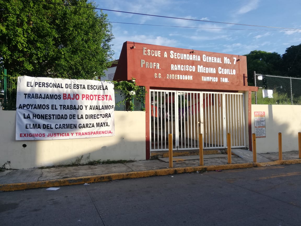Padres de familia y maestros protestan por destitución de directora en secundaria de Tampico