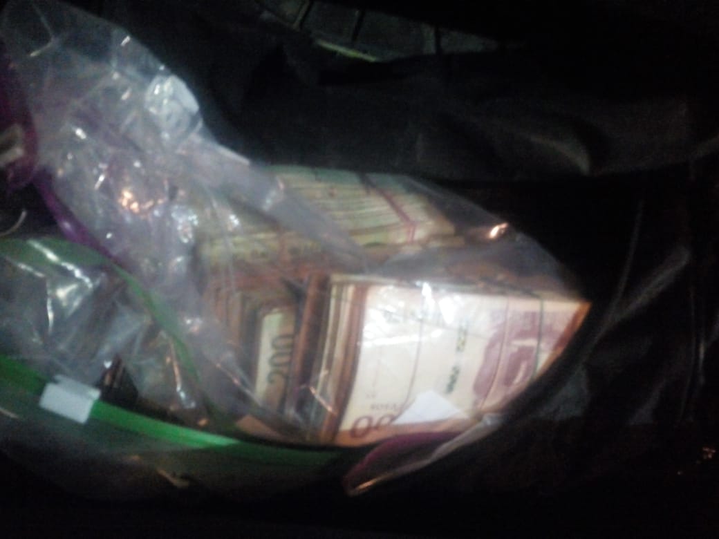 Aseguran más de 1.5 millones de pesos y paquetes de cocaína en Camargo