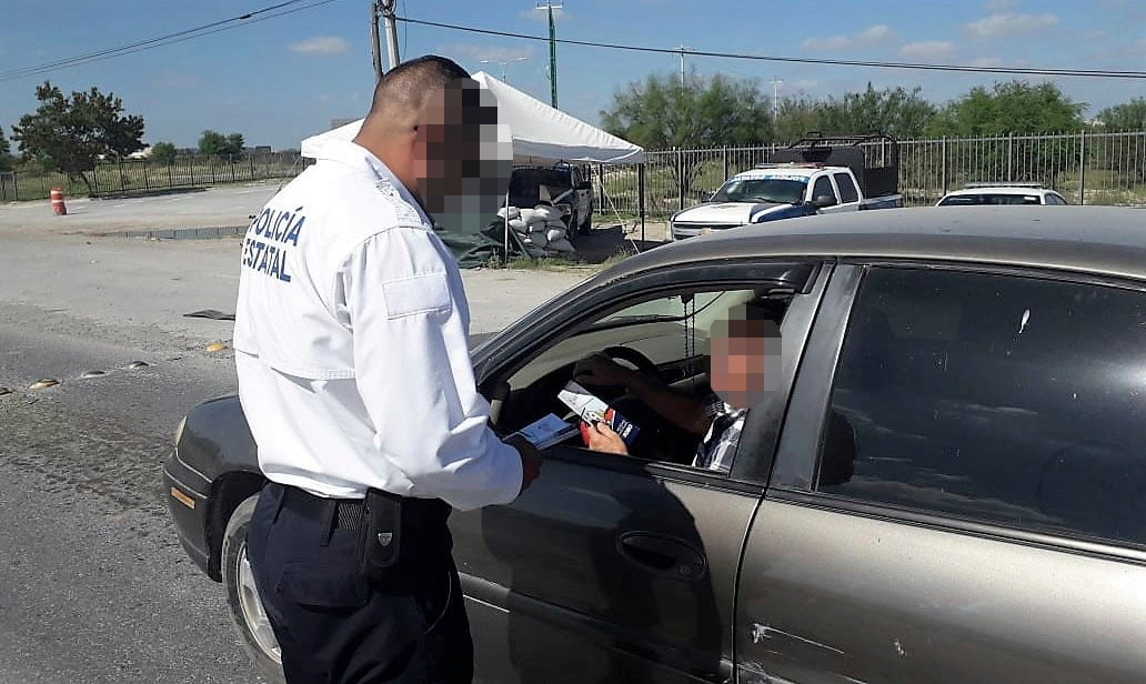 Con trípticos, policías estatales previenen para no ser víctimas del delito