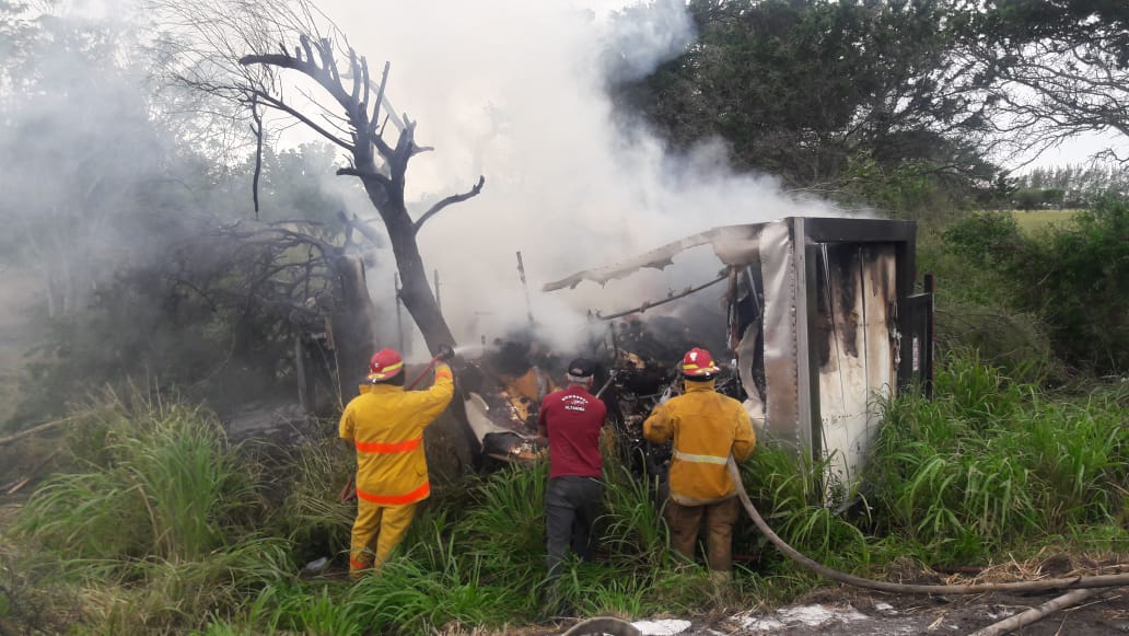 Se sale del camino y se incendia su vehículo