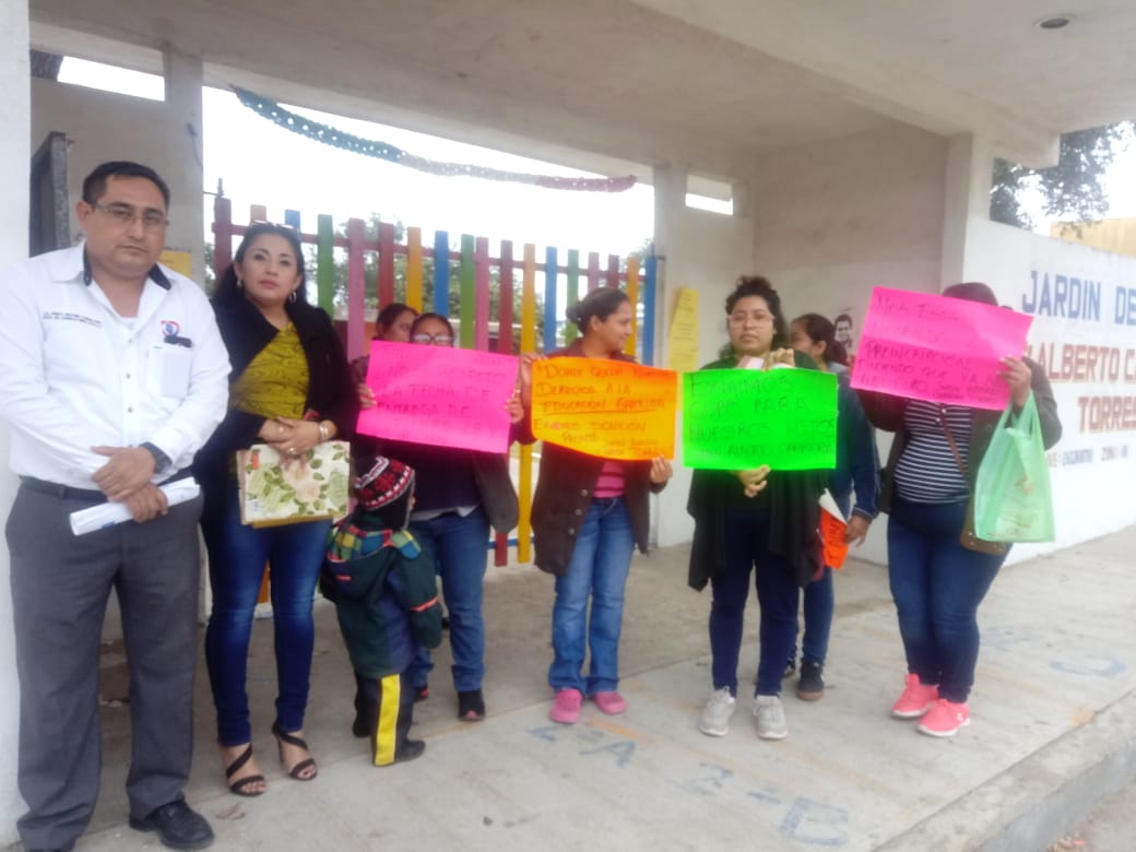 Protestan madres de familia en Altamira; se les niega espacio para sus hijos en jardín de niños