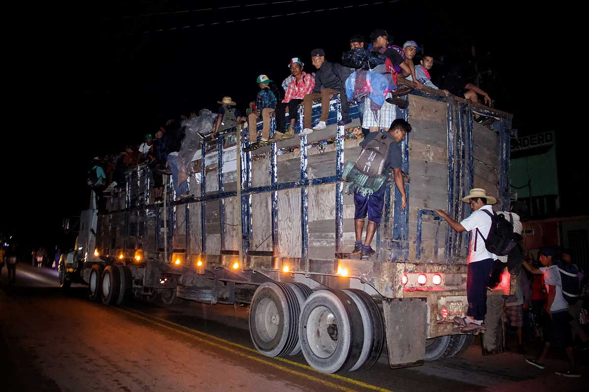 Desesperados, migrantes avanzan hacia Donají, Oaxaca
