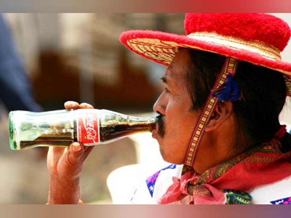 Por falta de agua, indígenas de Chiapas se ven obligados a beber refresco