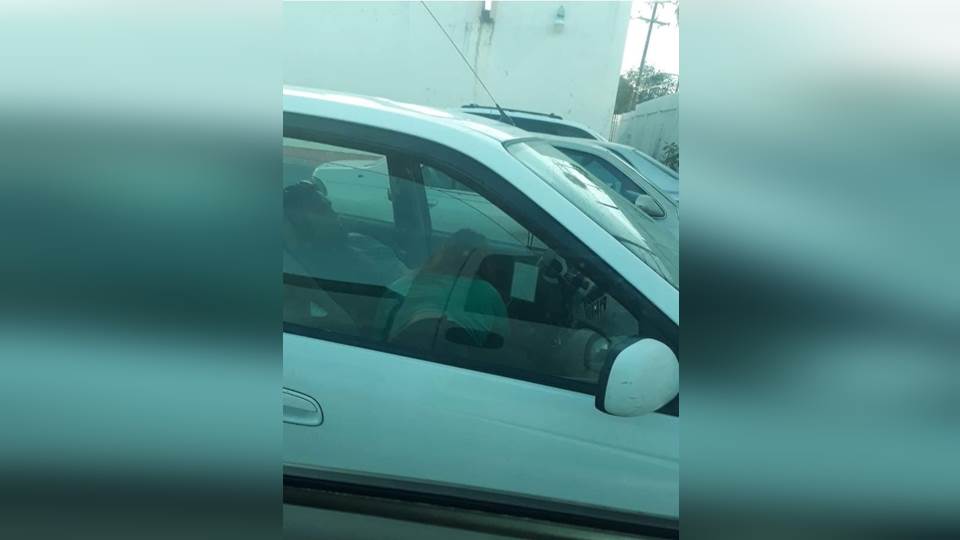 Los sorprenden practicando sexo oral en estacionamiento universitario en Nuevo Laredo