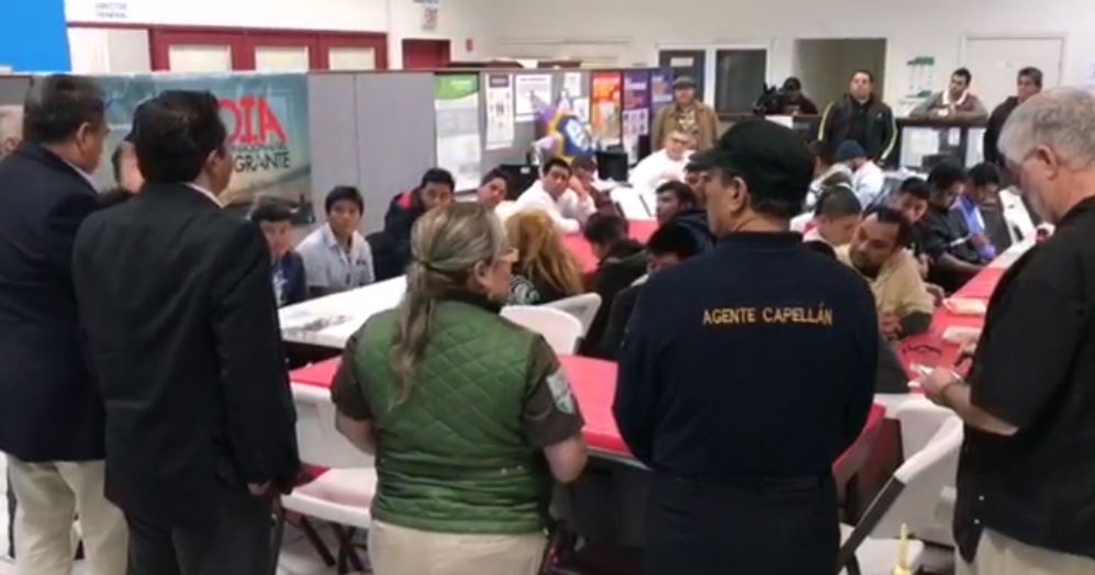 Llevan alimentos a migrantes en Nuevo Laredo