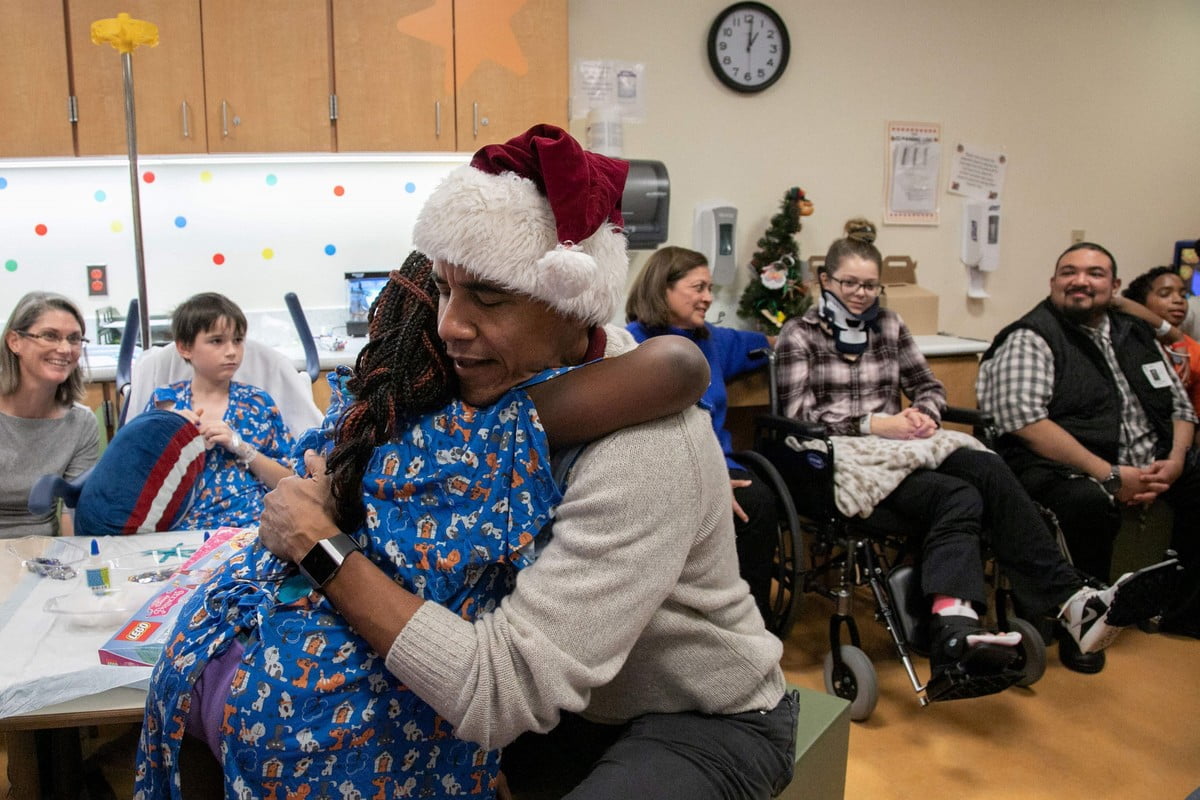 Barack Obama se vistió de Santa Claus y entregó regalos en el Hospital de Niños