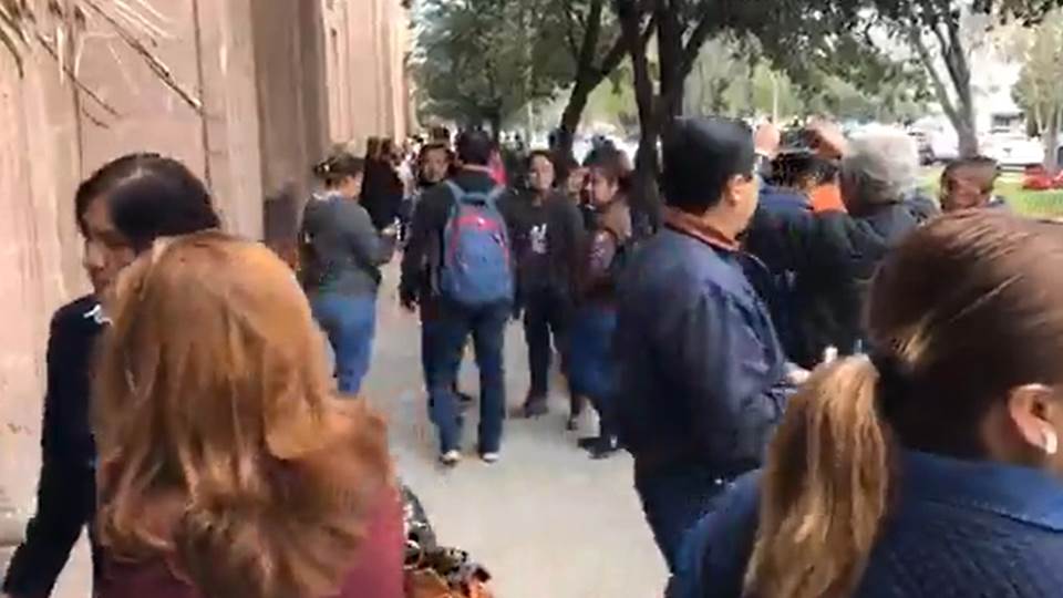 Amenazan trabajadores de la Secretaría de Salud con paro laboral