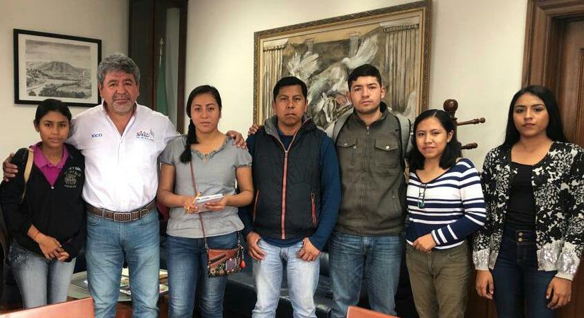 Entrega Xico una parte de su sueldo a estudiantes de albergue