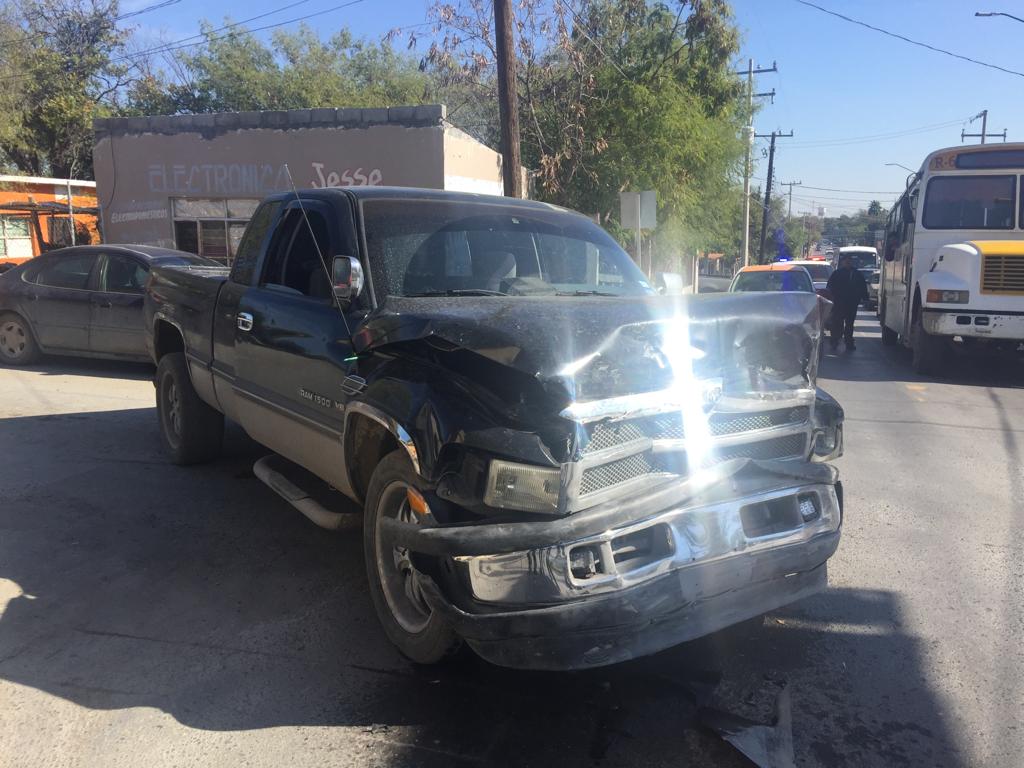 No respetan luz roja y chocan en Nuevo Laredo