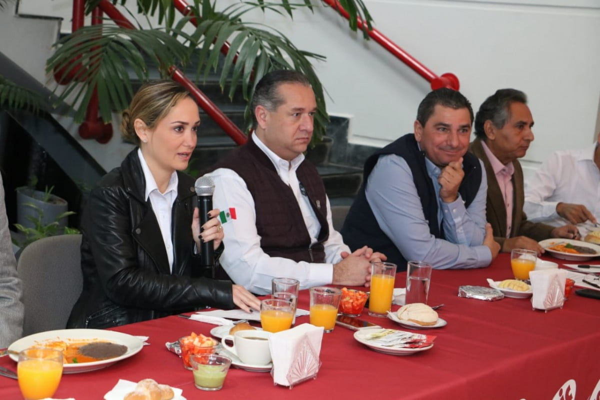 Apadrina socios CMIC a 50 niños que atiende el Sistema DIF Madero