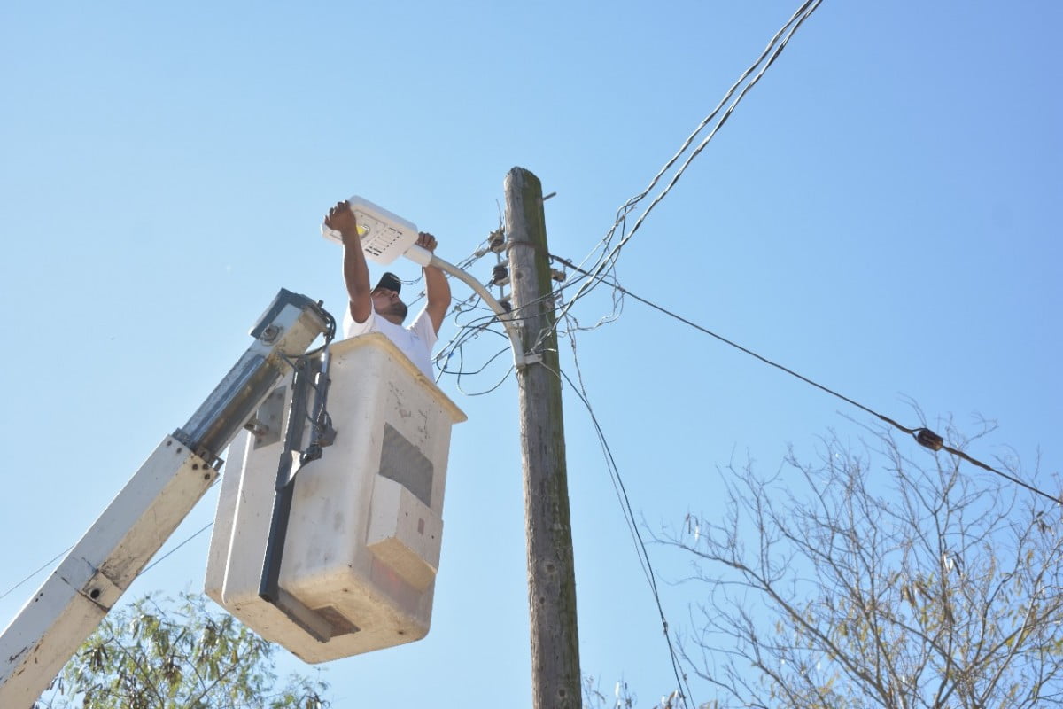 Arranca instalación de alumbrado público en Río Bravo