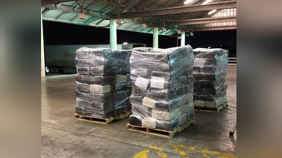 Intentaron cruzar droga en envío de chatarra de plástico