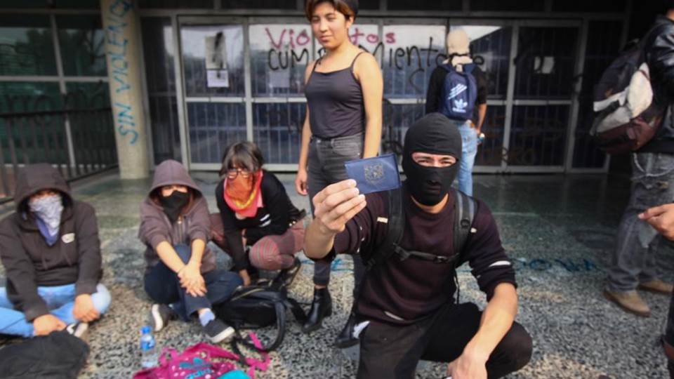 Encapuchados vandalizan Rectoría de la UNAM