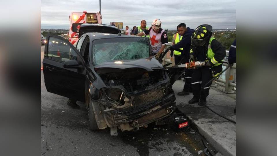 Prensado en auto es rescatado por las «quijadas de la vida»