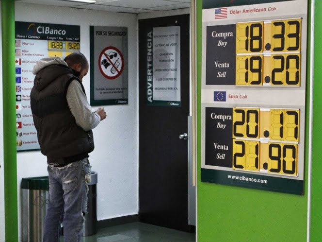 Toma fuerza el peso frente al dólar en el AICM