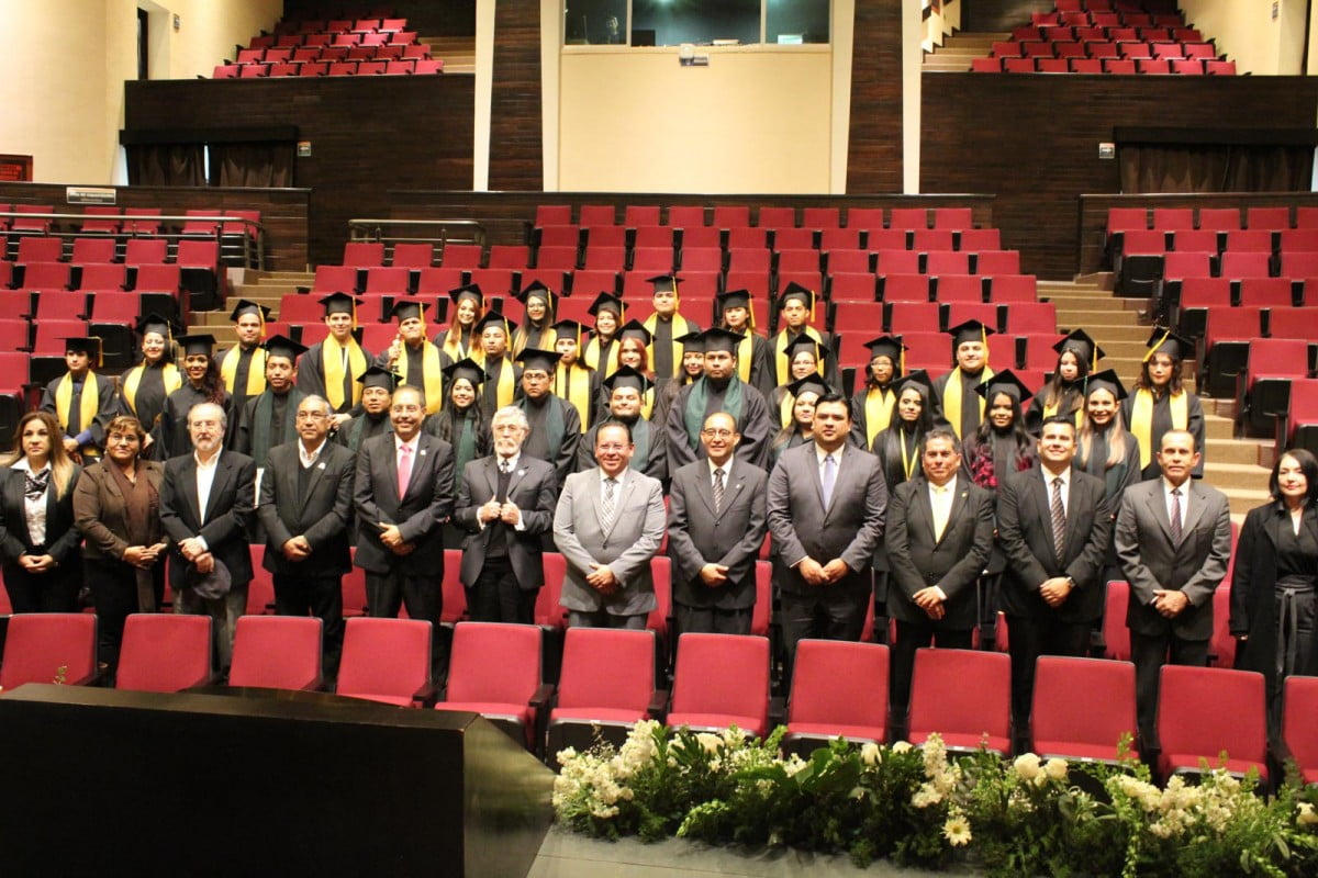 Gradúa UAT a egresados de arquitectura y diseño gráfico