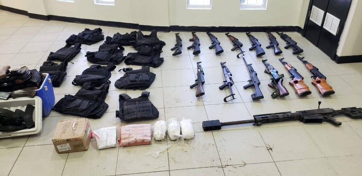 Hallan en predio de Díaz Ordaz arsenal y equipo táctico