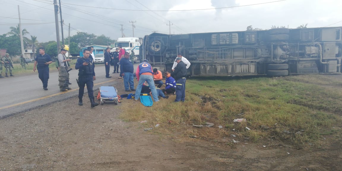 Vuelca camión de pasajeros en Altamira ; hay cuatro lesionados