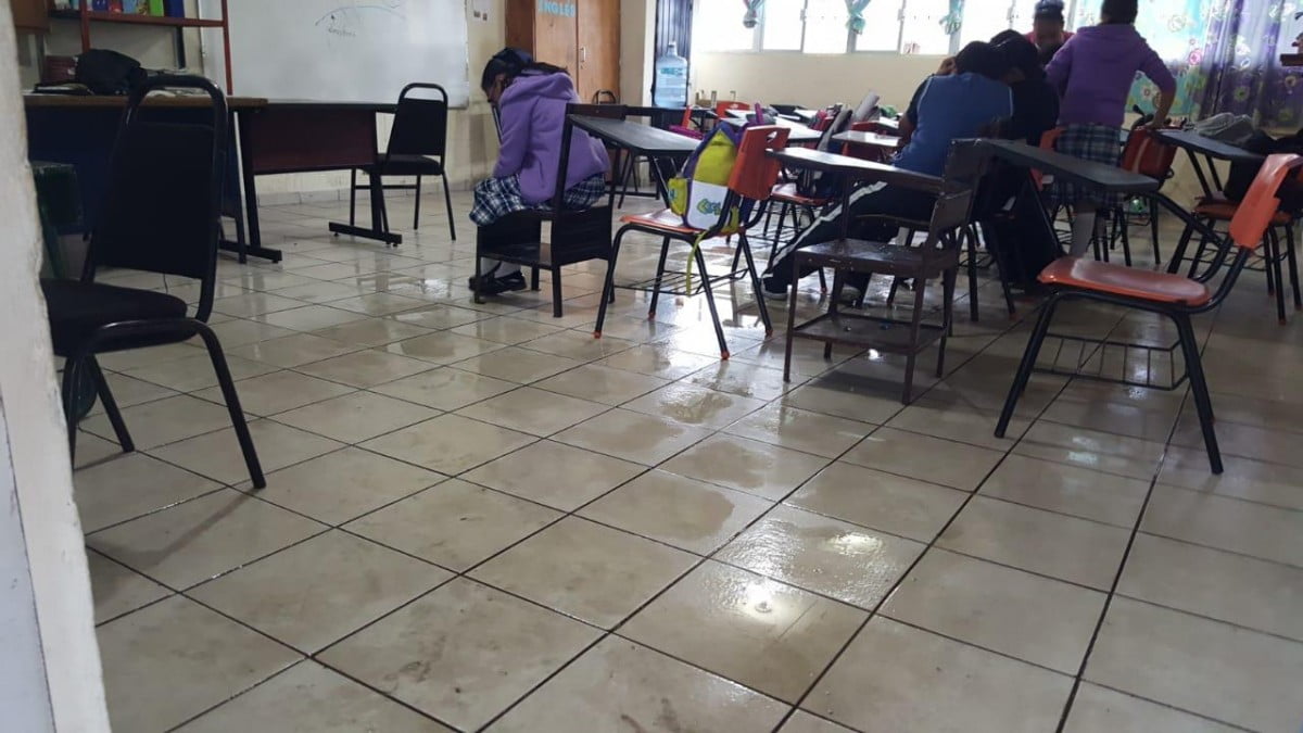 Por filtraciones en el techo, salón de una primaria de Tampico se inundó; ya fue inhabilitado