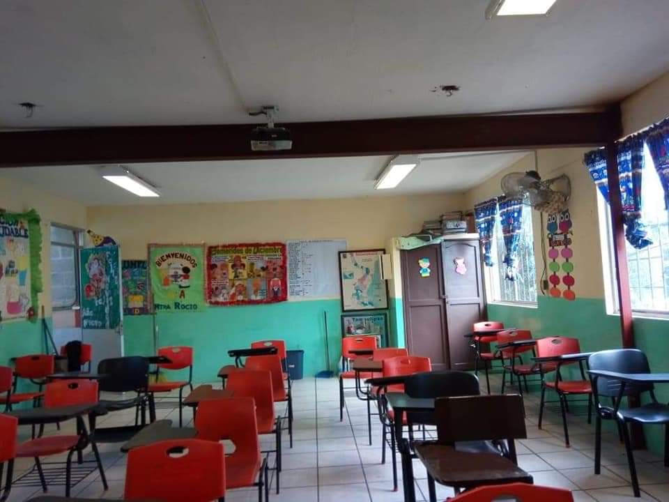 Alumnos de la primaria «Serapio Zepeda» estudian en aula que podría colapsar
