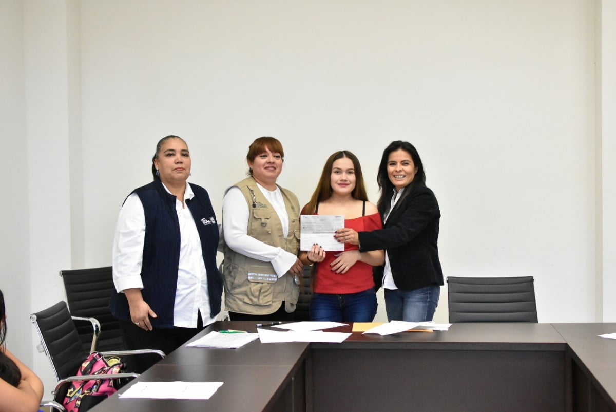 Entrega CREDE becas estatales a jóvenes madres y embarazadas