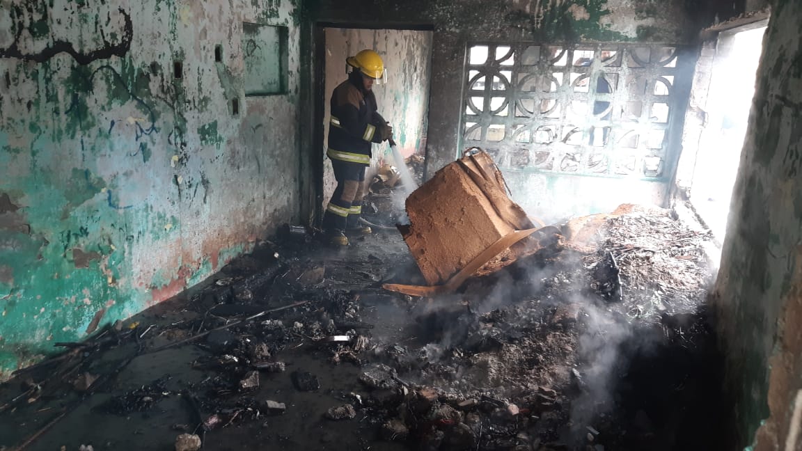 Malvivientes prenden fuego a basura en vivienda abandonada